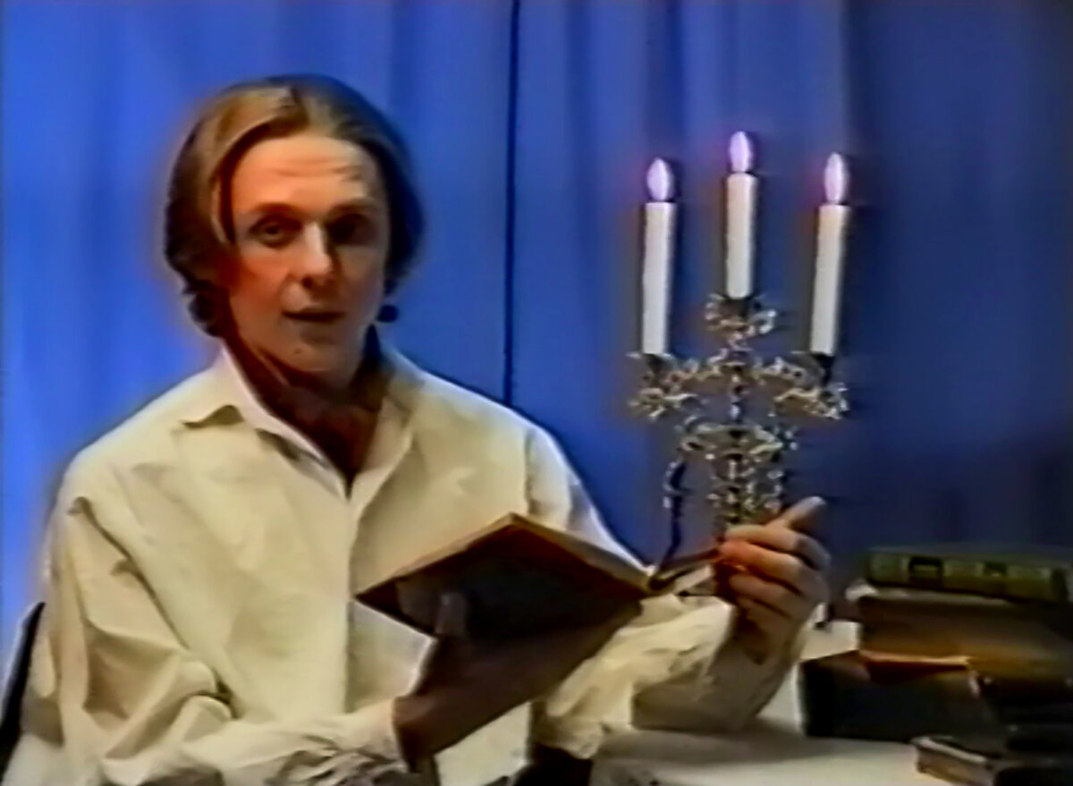 Павел Курочкин читает стихи (кадр из программы)