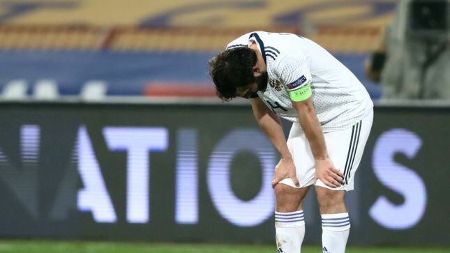 Легионеры сидят, капитану суют между ног, Дзюба пассивный.

У сборной России 24 марта стартует горячая неделя – три матча, от которых во многом будет зависеть судьба путёвок на чемпионат мира. Соперники – Мальта, Словения и Словакия. Хотелось бы начать с позитивных новостей, но их нет. Последний матч сборная России уступила Сербии – 0:5, однако с того момента явно не стала сильнее, если говорить об игроках. В каждой линии всё меньше оптимизма.



ВРАТАРИ

Конечно, наивно было полагать, что в России за зимний перерыв появятся кандидаты в сборную, но стало ещё хуже – конкуренции вообще не осталось. Хоть снова вызывай Габулова.

Страшно в это поверить, но в преддверии матчей квалификации и чемпионата Европы у России безальтернативный первый номер – Антон Шунин. 34-летний вратарь в неплохой форме, но стопроцентной уверенности в нём точно нет. Прикрывать Шунина, вероятно, будет Джанаев, а Гилерме после нескольких провальных матчей и публичной критики Черчесова вряд ли получит ещё один шанс.

По молодым – всё плохо. Сафонов то ли травмирован, то ли считает деньги по контракту. Максименко по уровню игры ближе к «Спартаку-2», чем к сборной России. Не исключено, что на этот раз мы увидим в сборной Сергея Песьякова. Вроде как проверенный боец, призывался Черчесовым, но уверенности такой вариант точно не добавляет.

ЗАЩИТА

Важно помнить, что параллельно матчам квалификации чемпионата мира также будут сыграны встречи молодёжного Евро-2020. А у России совсем не тот ресурс, чтобы забирать лидеров у молодёжки. Там просто будет некому играть. В такой ситуации Чалов, Евгеньев, Лесовой и Дивеев уезжают в Венгрию.

 
Самая сложная ситуация за две недели до квалификации именно с обороной. В матчах против Турции и Сербии россияне пропустили восемь голов.

Капитаном и безальтернативным лидером обороны на бумаге остаётся Георгий Джикия, но по нему все больше вопросов. «Спартак» выдал серию из четырех поражений, а самые главные впечатления от Джикии в новом году – видео с Хабибом и игра против Хвичи. Грузин заставил усомниться в надежности Георгия, когда пробросил ему мяч между ног, как ребёнку. Вдруг неожиданно вспомнилось, что Джикия к 27 годам практически не играл в еврокубках, за сборную на крупных турнирах, а в «Спартаке» только регрессирует. Выбора в любом случае нет, найти бы ещё бы одного игрока в центр обороны.

Если Дивеева и Евгеньева отправят в молодёжку, то выбор партнёра для Джикии – главная головная боль Черчесова. 34-летний Кудряшов, играющий за середняка чемпионата Турции на фланге обороны, или Андрей Семёнов, имеющий 0 матчей европейского уровня в карьере и недавний провал против Турции. Вероятно, что спасать родину позовут Романа Нойштедтера или краснодарца Егора Сорокина. Один вариант краше другого.

Добавим немного позитива на фланги обороны. Марио Фернандес вернулся, а Юрий Жирков… С ним всё хорошо, будет играть. Если нет, то заставят.

ПОЛУЗАЩИТА И ЛЕГИОНЕРЫ

Основного прогресса можно было ждать от средней линии за это время. В ноябре сборной России объективно не хватало Головина и оптимальной формы Миранчука. Также хотелось бы большего воздействия на игру от Черышева.

На текущий момент получаем традиционно травмированного Черышева. Денис уже явно не помощник сборной. И Миранчука, играющего по 10 минут в матчах с аутсайдерами. А вот Головин – загадка.

 
Саша – монстр, если брать статистику, но есть пара настораживающих факторов. Во-первых, все цифры Головин набивает в матчах против аутсайдеров, во-вторых, до сих пор нет понимания относительно его здоровья. Начиная с августа, у Александра – два матча в основе, а официальный диагноз только один – растяжение бедра. В «Монако» явно что-то темнят. В любом случае Головин не выглядит футболистом, способным отыграть от звонка до звонка все матчи.
