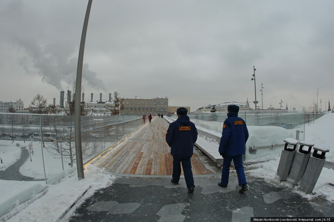 Почему москву не убирают. Парк Зарядье установка БОНОВ. Парк Зарядье зимой. Парк Зарядье зимний сад. Охранники Зарядье в камуфляже фото.