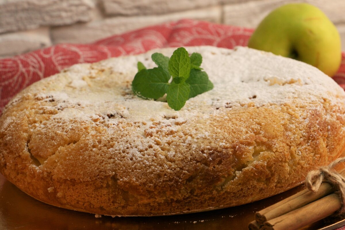 Воздушный бисквитный пирог с яблоками без выпечки в духовке (просто и вкусно)