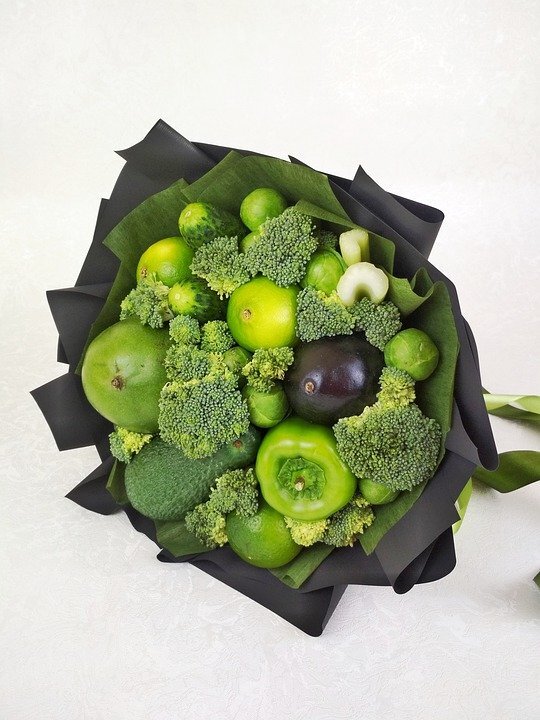 Лично я бы такой букет оценила - и оригинально, и полезно, и вкусно)