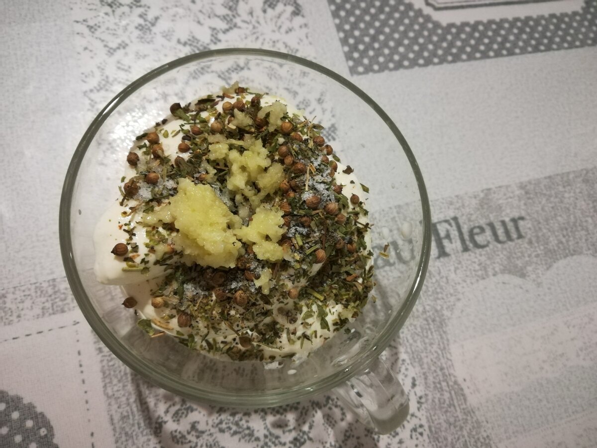 Такой соус хорошо идёт со стейками и шашлыком 