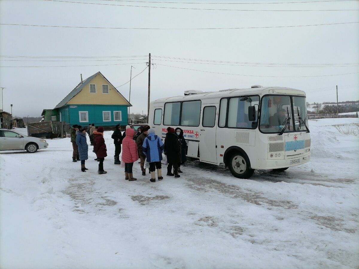 Живая очередь на вакцинацию. Джентельмены уступают место дамам. Еще не отошли после 8 Марта. :-)