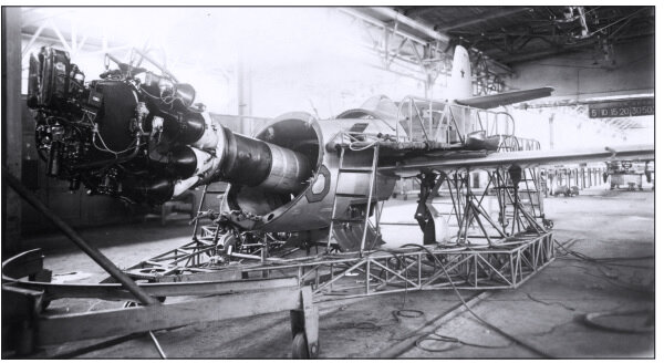 Истребитель Як-23 в сборочном цехе завода № 31.