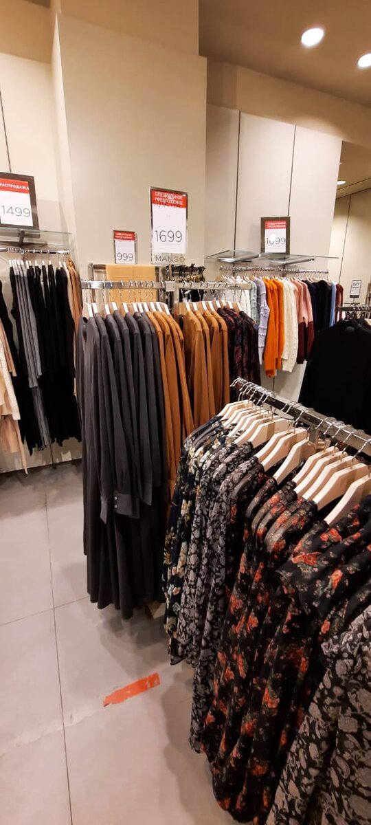 Платье с декоративными складками, черного и коричневого цвета, по акции 1 699 руб.