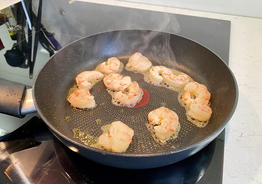 Во процессе жарки поверхность была нагрета равномерно, поэтому все креветки получились одинаково хорошо.
