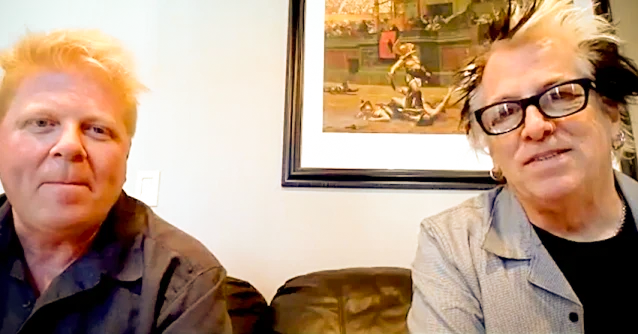 Вокалист Брайан «Декстер» Холланд и гитарист Кевин «Нудлз» Вассерман