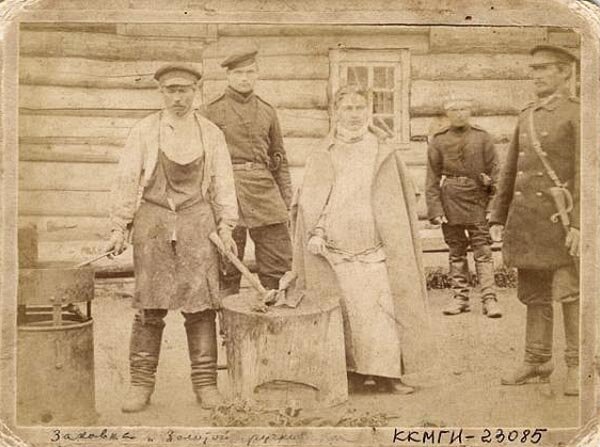 Заковка Соньки Золотой ручки в кандалы.