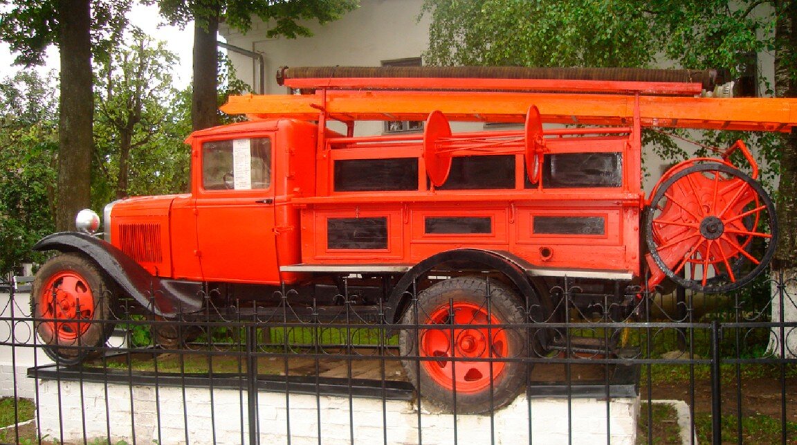 Пожарный автомобиль на шасси ГАЗ-АА у входа в музей.