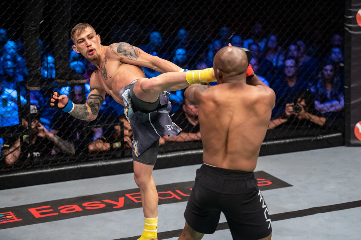 Джей Пи Бэйс (слева)