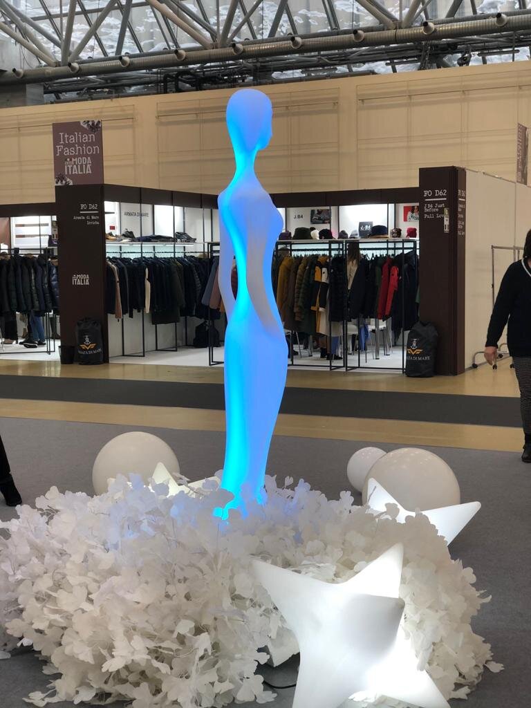 Немного футуристических деталей на выставке - приметы времени