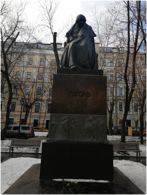 Памятник Н.В. Гоголю на Никитском бульваре (скульптор Н. Андреев) фото автора