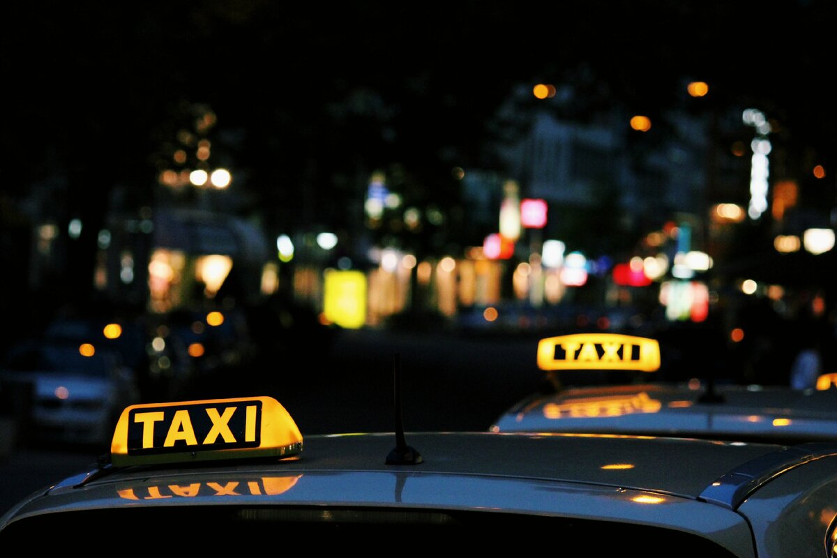 Такси, такси, вези, вези... Photo by <https://unsplash.com/Фото Лекси Андерсон на Unsplash