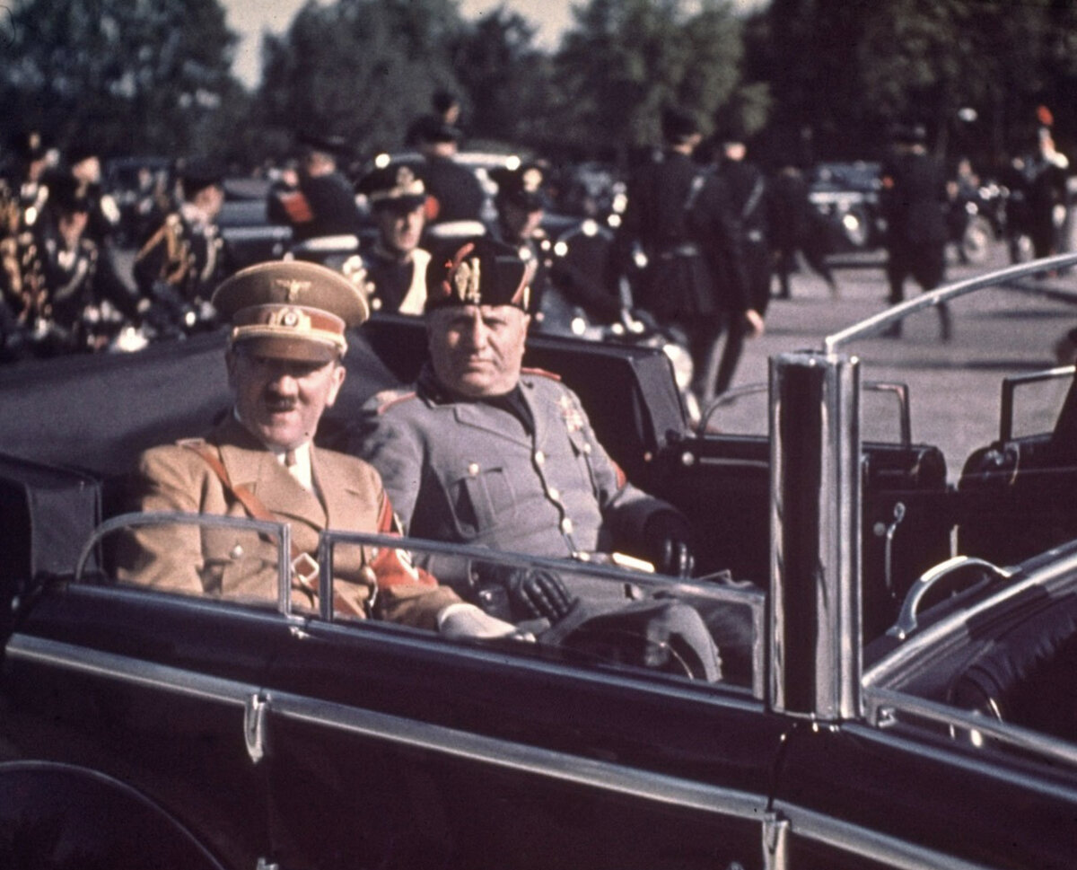 Гитлер и Муссолини в машине, 1938 год