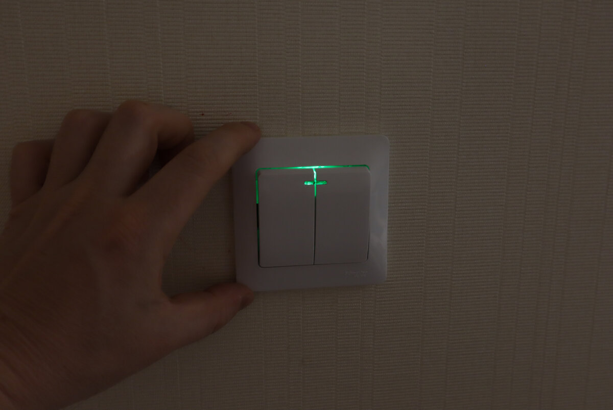 выключатель с сенсорным управлением. умный выключатель мерцают лампы. как подключить конденсатор к светодиодному светильнику. выключатель с лампочкой. светодиодная лампа с выключателем.