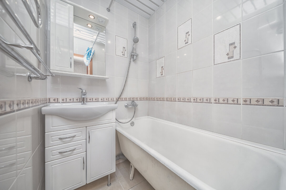 Мойдодыр с зеркалом, полкой, светильником и навесным шкафчиком