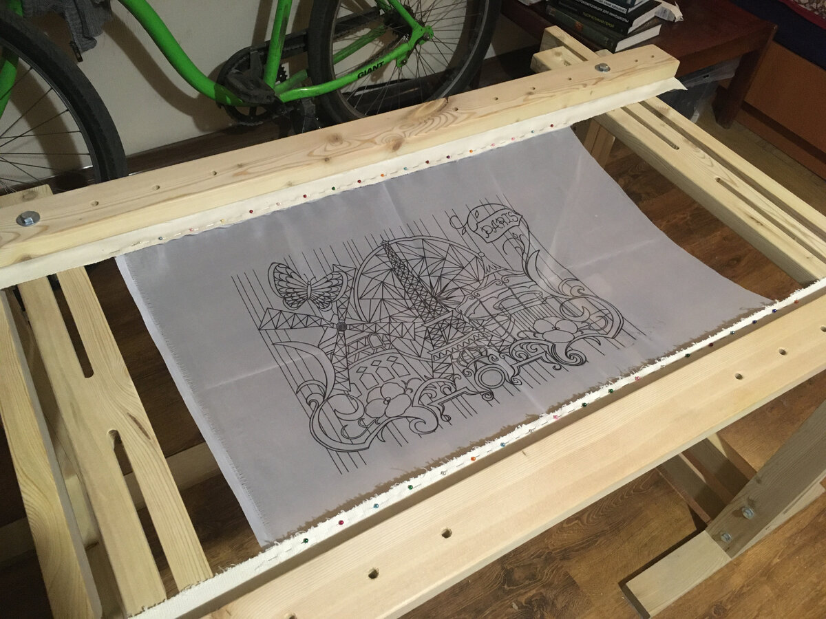 Натягиваю на раму учебную работу