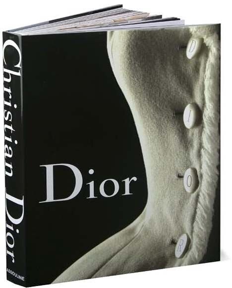 Фото с сервиса Яндекс-картинки. И Диором, и о нем было написано много книг...