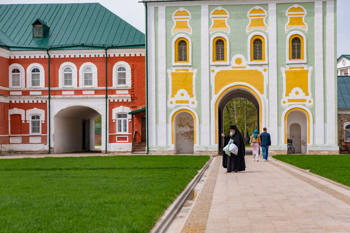Рядом с церковного двора. Дворы храмов. Старая церковный двор летом. Церковный двор челябинск. Церковь святого николая.