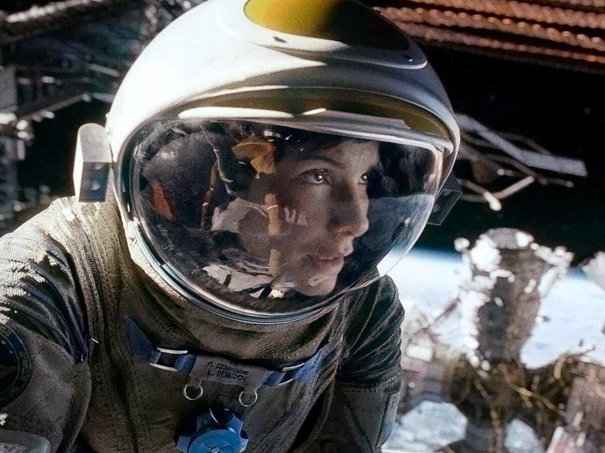 Это Сандра Балок. Чтобы снять фильм с ней, гонять ракету в космос не пришлось, а фильм собрал в мировом прокате сотни миллионов долларов. Почему у нас всегда плохо и дорого?!