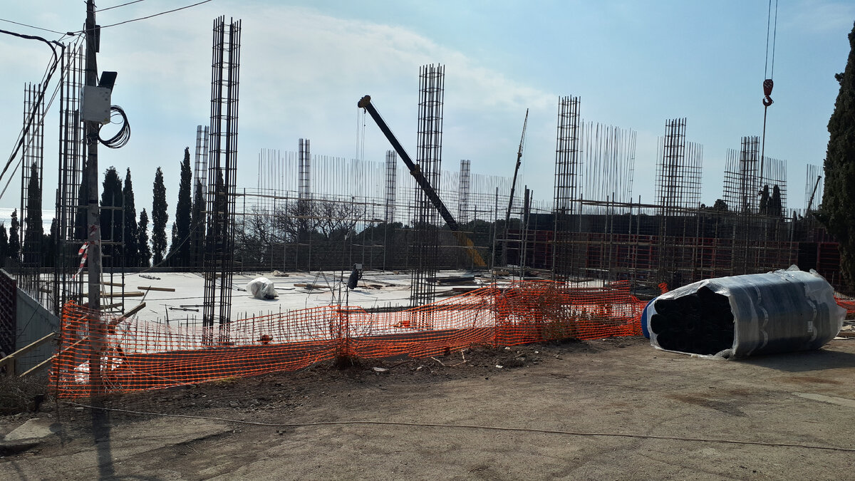 Когда-то здесь было футбольное поле, на котором играл в футбол еще Юрий Алексеевич Гагарин, а сегодня воз