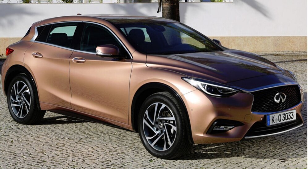 И так каждый день: ты на стиле подгребаешь к своему премиальному кроссоверу, дергаешь ручку, открываешь дверь и садишься в салон, а потом, когда уже никто не увидит, ищешь в кармане ключ, достаешь его, по старинке поворачиваешь в замке зажигания и запускаешь мотор. Уж не знаю, какими правдами и неправдами, уговорами и печеньками для начальства ребятам в «Мерседесе» удалось отстоять идею, что система бесключевого доступа без кнопки запуска мотора — это невероятно крутая придумка и «киллер-фича», но факт остается фактом: более раздражающей штуки не найти.И пусть эта «мерседесовская» фишка осталась бы в «Мерседесах», но Infiniti QX30 она досталась в довесок со всей техникой и электроникой. Но для меня остается загадкой, почему японцы не сделали запуск мотора кнопкой? Ведь отказались же в Infiniti от подрулевого рычажка управления трансмиссией и поставили AMG-шный рычажок на традиционное место на центральном тоннеле. Неужели на этот дурацкий ключ был особый пункт в договоре? Короче, не понятно.