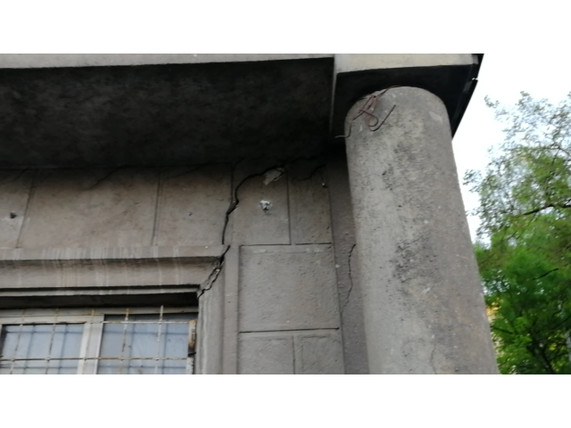 Трещина стороной на тоннель