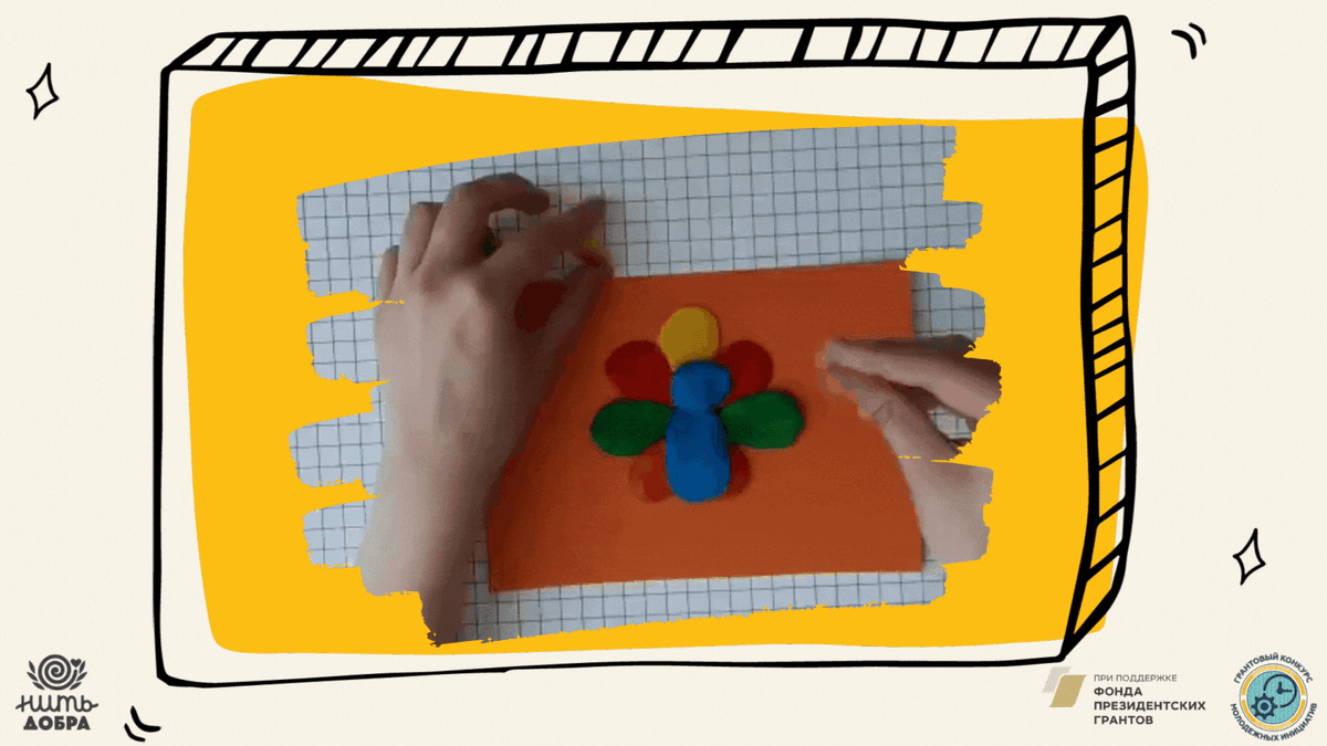 Следующим этапом делаем павлину лапки, нос и глаза. Украсим хвост павлина маленькими шариками (раскатываем шарики и приплющиваем к хвосту).