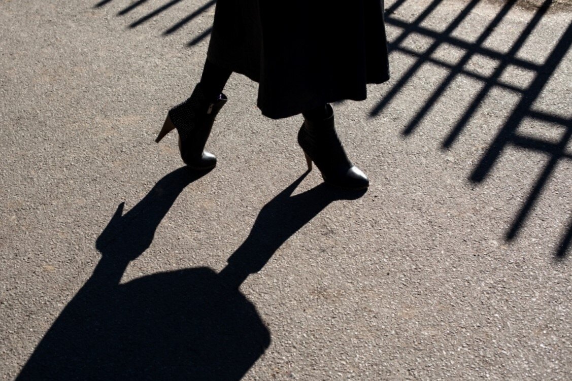 тень фото. в тени человека. тень на стене. в тени человека. тени в фотографии.