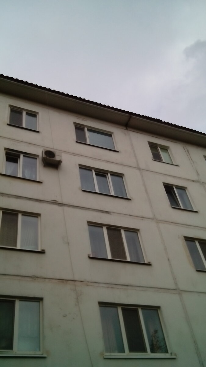 Три окна на пятом этаже - это мои окна. В крайнем правом находится спальня, где в углу постоянно слышны стуки.