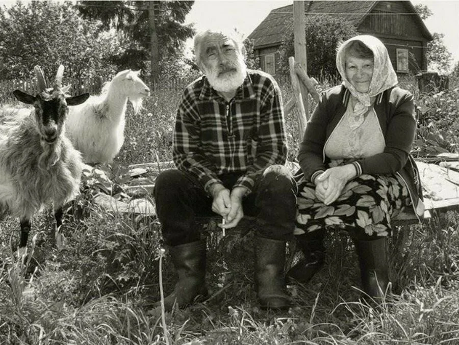 Сельские дедушка. Старики в деревне. Пожилые люди в деревне. Старички и старушки в деревне. Бабушка и дедушка в деревне.