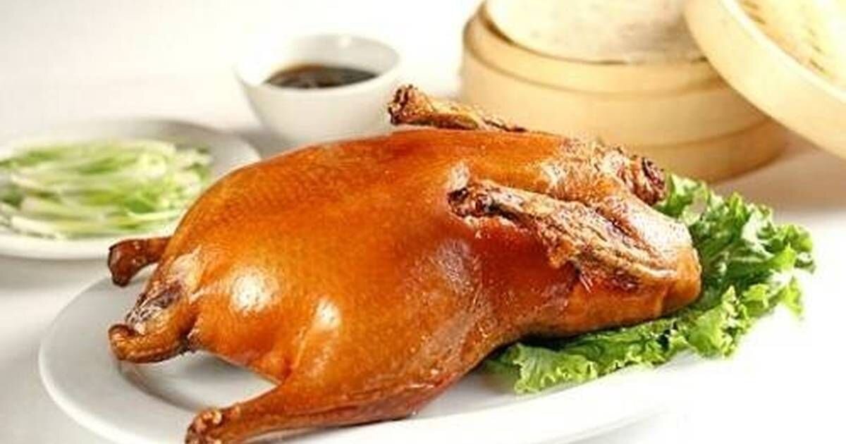 Пекинская утка бюлло. Утка по пекински в китае. Яйцо по пекински. Пицца утка по пекински. Ресторан пекинская утка владивосток.