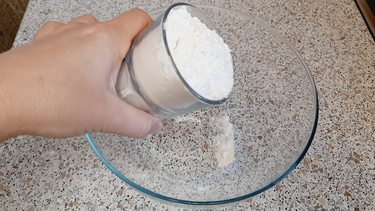 Муку можно присолить буквально щепоткой самой мелкой соли, по вкусу, не повредит