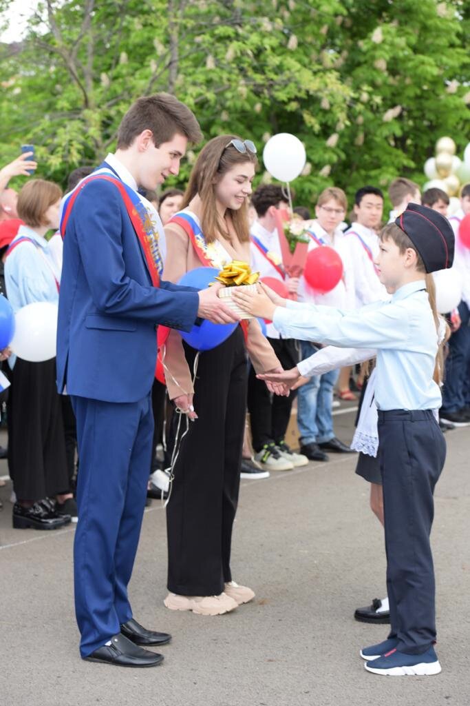 Бывшие первоклашки поздравили бывших одиннадцатиклассников)