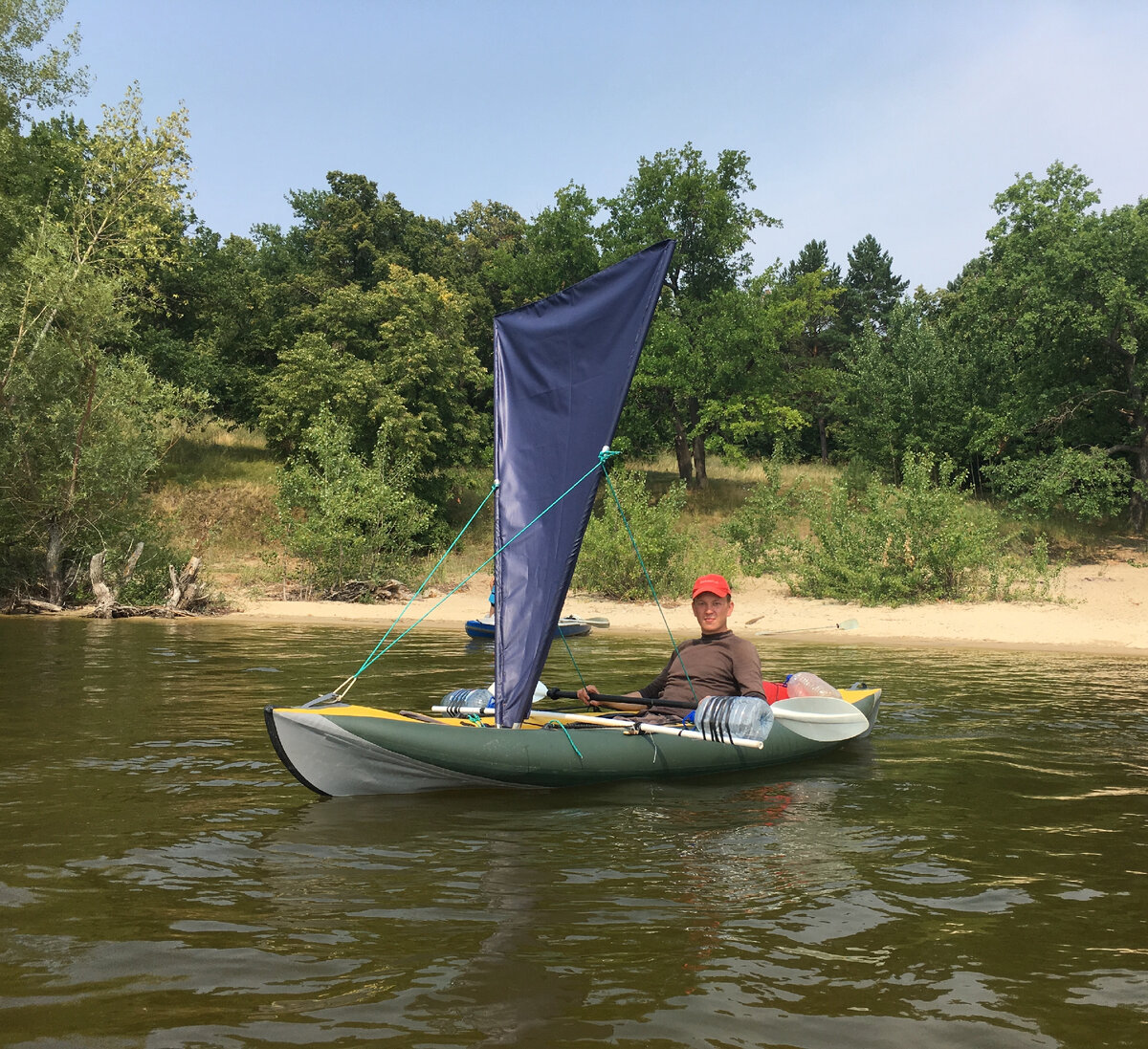 Я и мой надувной каяк с самодельным парусом. Фото автора