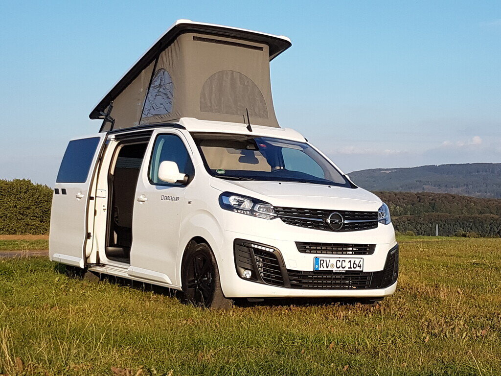 Дом с колесами, мансардой и молнией.