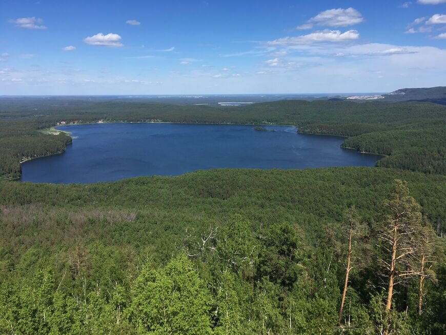 Озеро Аракуль, расположенное в Каслинском районе Челябинской области, — гидрологический памятник природы, поэтому и входит в число особо охраняемых территорий. Водоем расположен у скального массива Аракульский Шихан. 
Длина озера почти 3,5 километра, ширина — 2 километра. Средняя глубина составляет 5,3 метра, а максимальная — 12 метров.
Это поистине уникальное место: можно насладиться красотой не только самого озера, но и скальных массивов, а также живописным берегом, который окружен лесом. На фоне всего этого озеро выглядит сверкающей жемчужиной.
