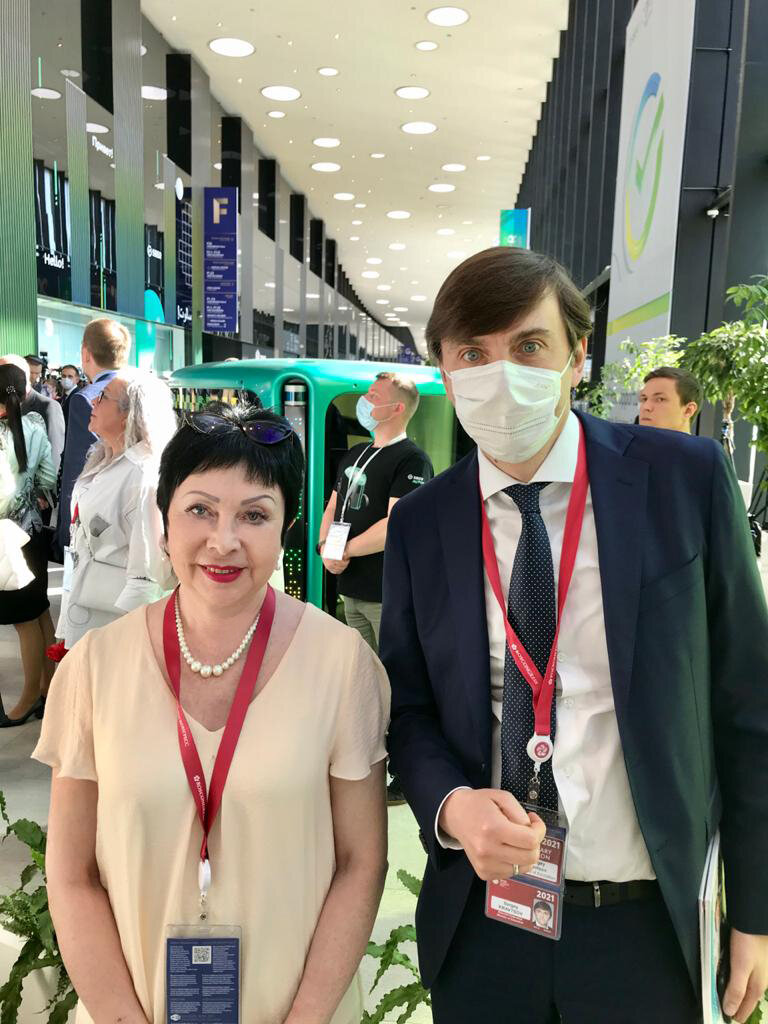 Галина Амирова, директор по работе с органами власти Медиахолдинга «ЕвроМедиа» и Сергей Кравцов, министр просвещения РФ.