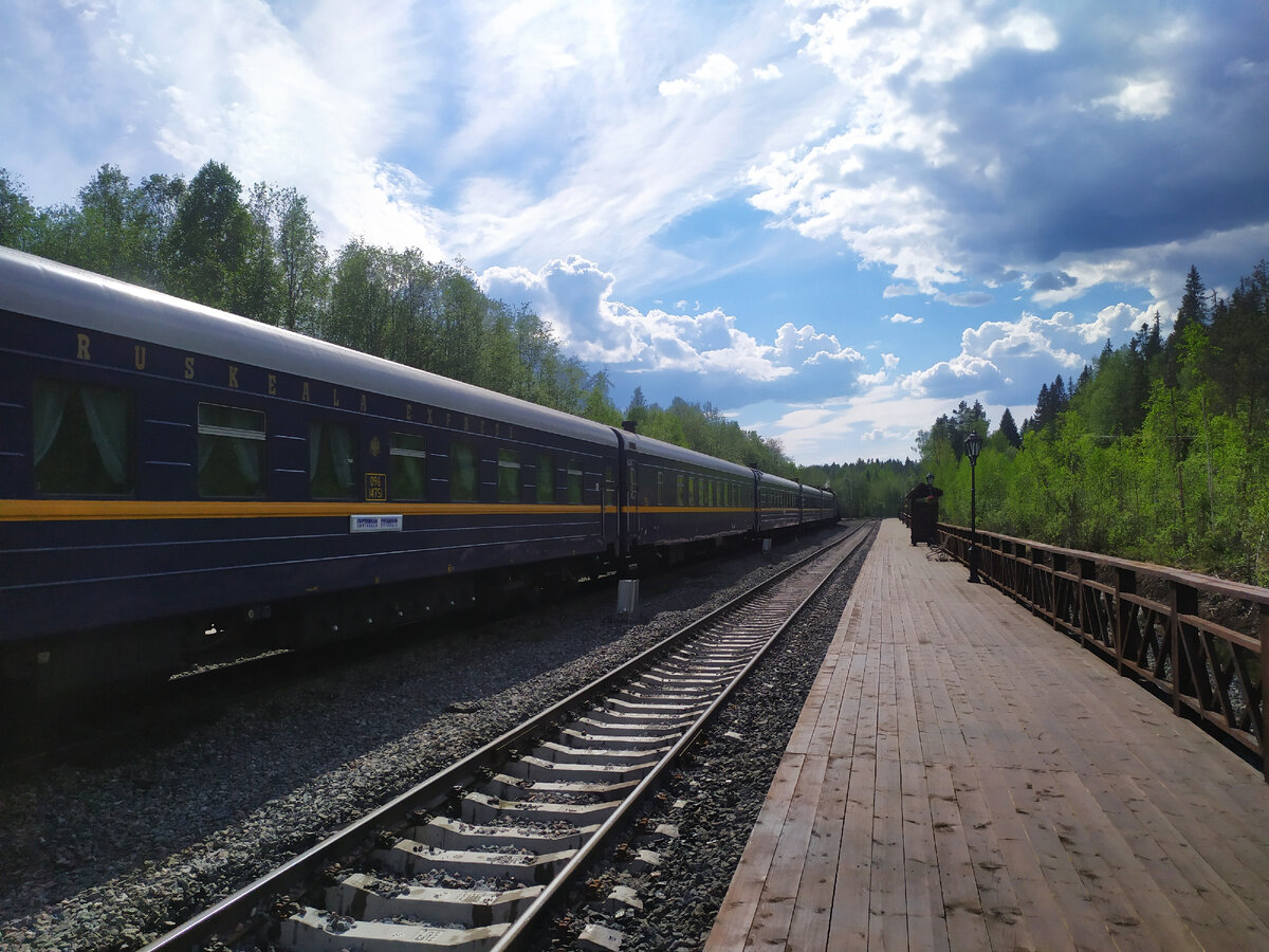 Станция Горный парк Рускеала и экспресс, ожидающий вечернее отправление