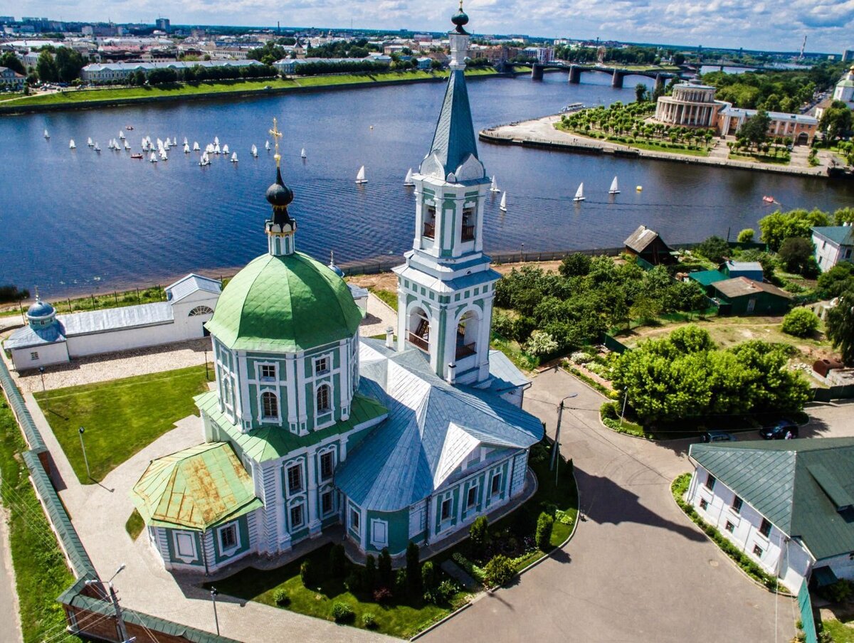 Символ города Церковь и памятник