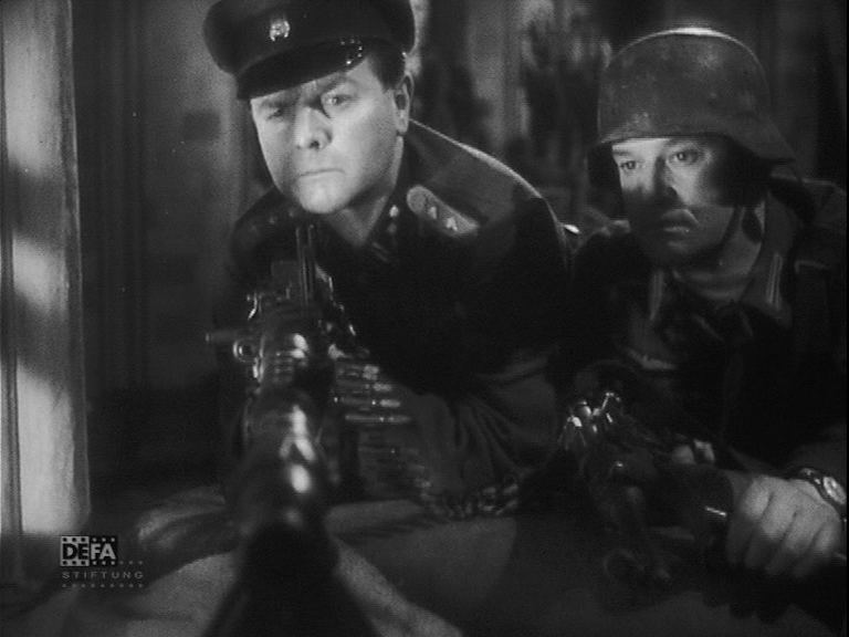 Эсэсовский офицер попытается убить парламентера. Но промахнется, а простые солдаты помешают эсэсовцу повторить выстрел.