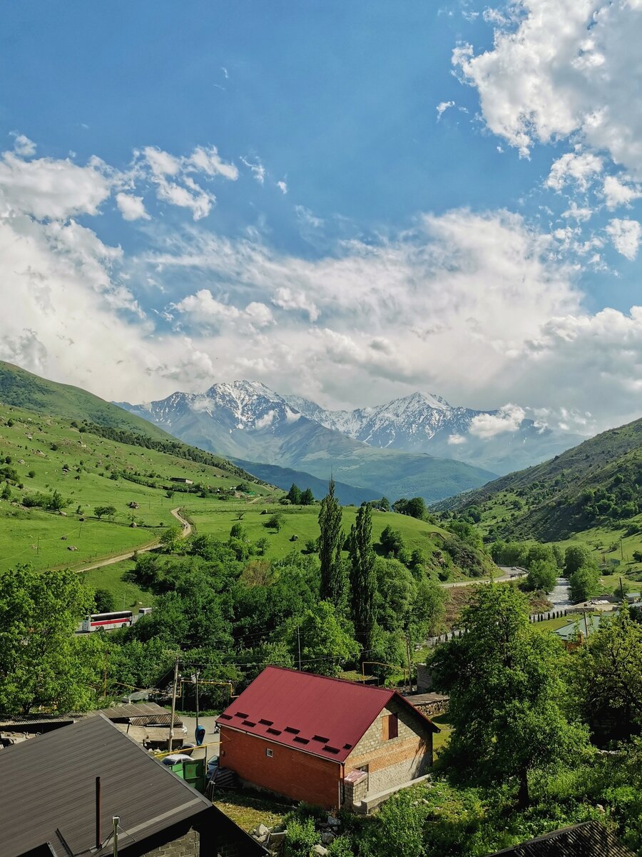 Первое фото – вид снаружи, второе – изнутри, третье – вид, который открывается из окон крепости в скале.