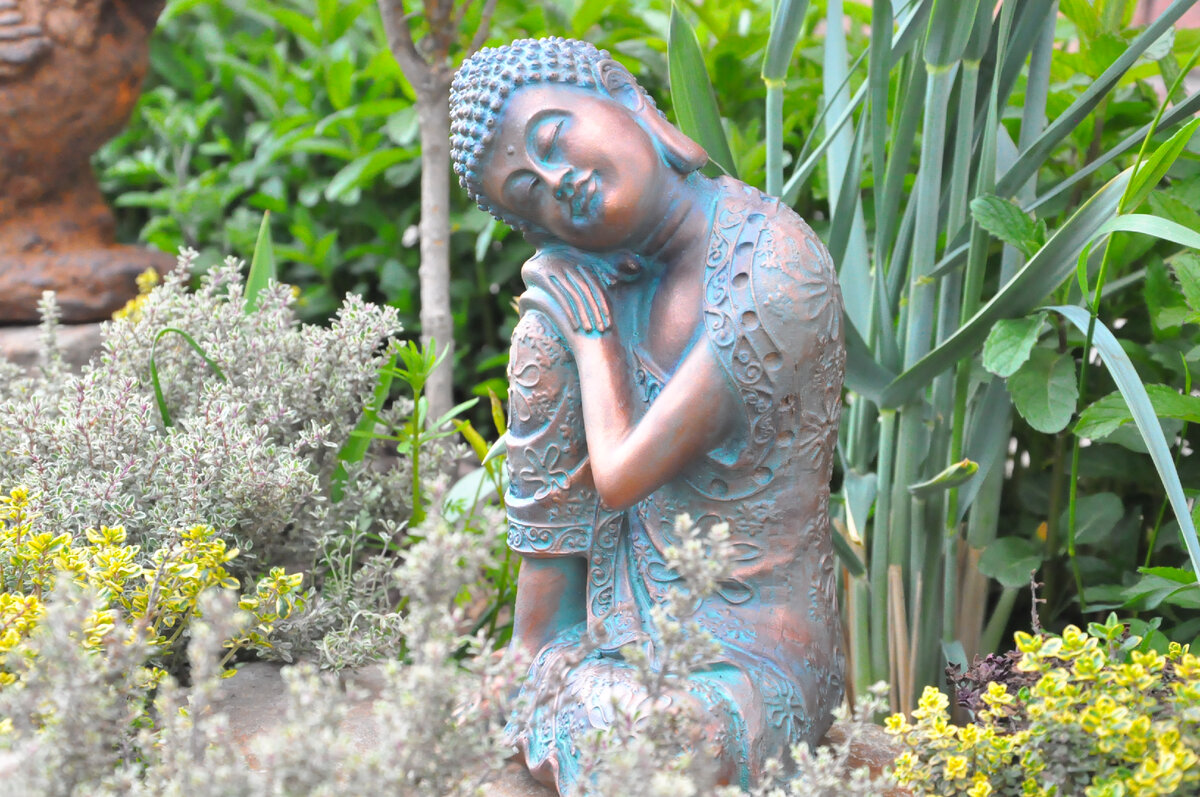 Статуэтка Будды из бетона под окисленную медь