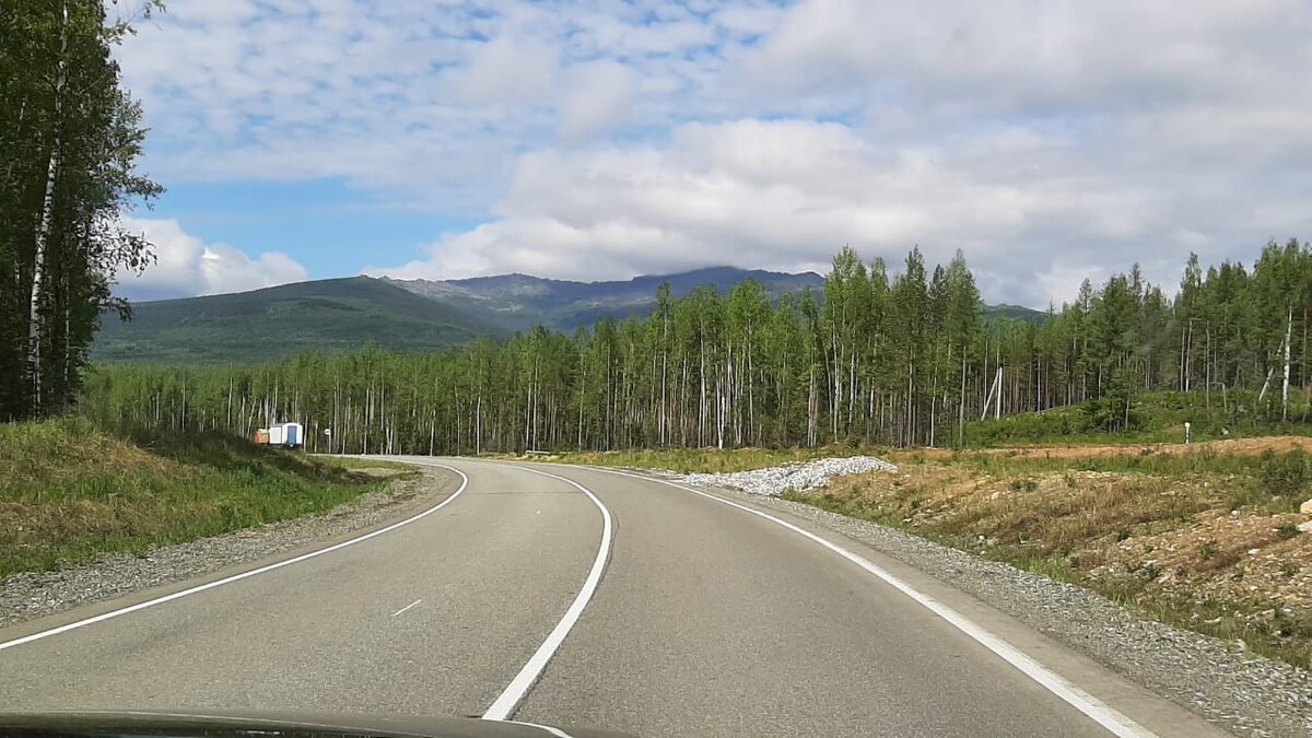 После грязи и всех неровностей: корней, камней, которые чувствовались подошвой как будто я бегу босиком, я ждал заветную бетонку...