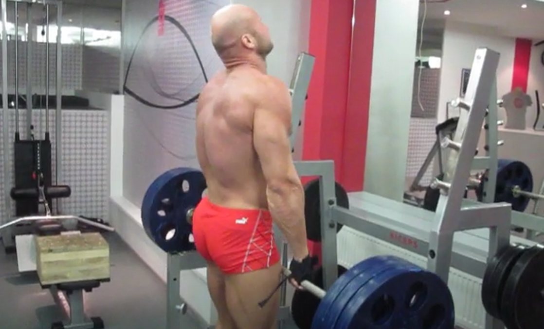 Шраги со штангой: Поднимите плечи как можно выше.