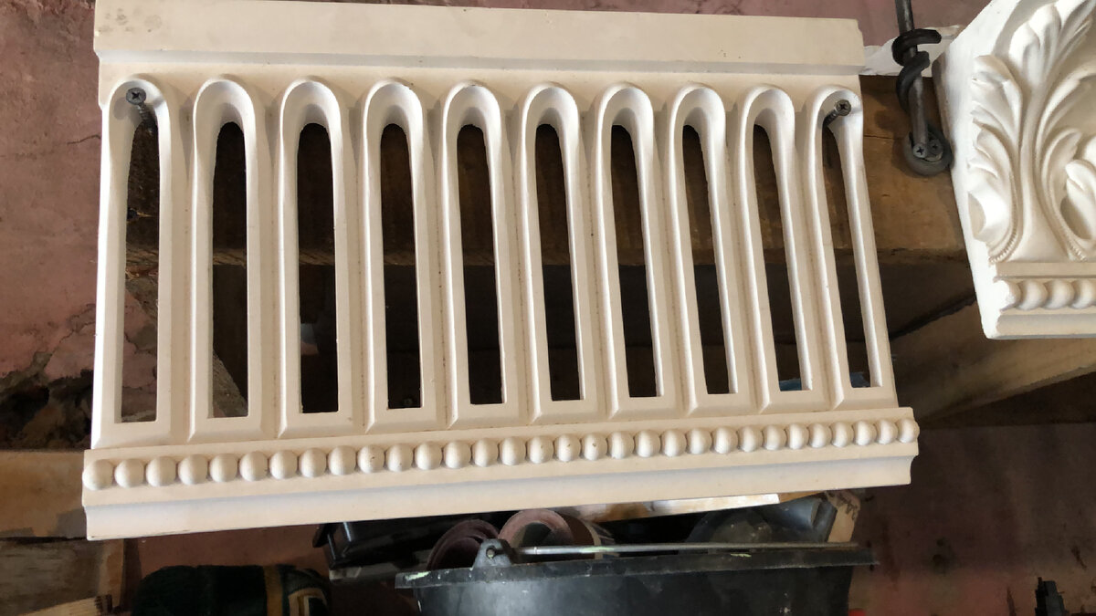 При изготовлении используем гипс Г16 , качественное производство . Детали все выходят идеально ровные и поступают на объект уже в доработанном виде . Цена на декор без накруток , так как заказываете у производителя. Всегда рад исполнить Ваши заявки. 89262586158 с уважением, Валех . 