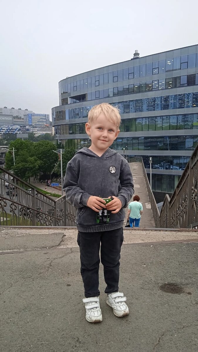 Андрей встречает меня с работы. В то время у сына периодически появлялись любимые игрушки, с которыми он не расставался ни на миг. Например тут у него в руках очередной робот-трансформер. 