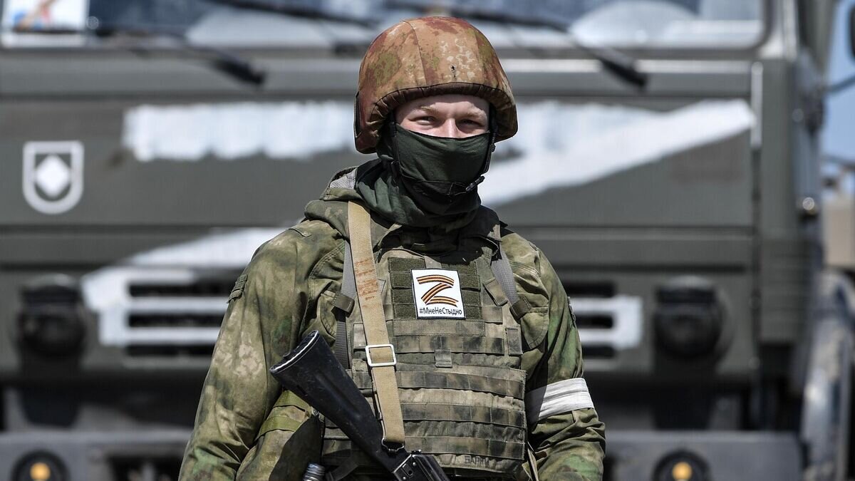    Военнослужащий Росгвардии у гидротехнического сооружения Северо-Крымского канала в Херсонской области© РИА Новости