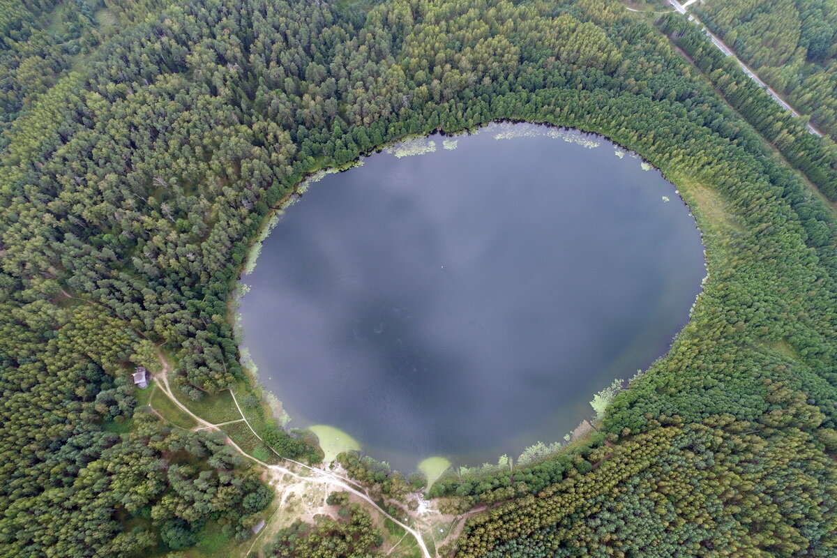 Пожалуй, это оно из самых известных озер России, конечно, не считая Байкала. Озеро Светлояр, что сокрыто в лесах нижегородского Поветлужья имеет давнюю историю и всегда было так называемым местом силы. По приданиям вокруг озера надо было пройти, а в особых случаях проползти на коленях. Местные старики помнят эти времена, когда они были детьми-пионерами, было модно кататься на спинах старушек, которые ползли вокруг озера и не могли стряхнуть с себя надоедливых пионеров. Вокруг озера ходят и сегодня. Оно стало настолько популярным, что ученые забили тревогу. Не может оно столько народу принимать. Пока доступ к нему остается свободным, а значит, можно посмотреть на него свержу. Заодно и начало осени вспомнить. 