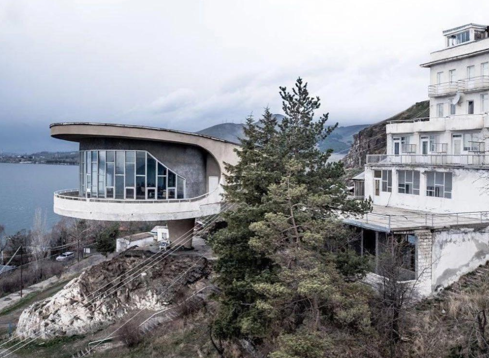 Оба здания: дом отдыха и дискуссионная площадка